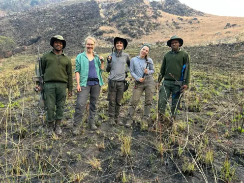 Nadia Drabon Nadia dan rekan-rekannya di sabuk batu hijau Barberton timur di Afrika Selatan