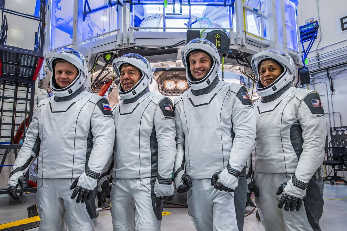 Kru SpaceX-8 Dari kanan ke kiri: astronot NASA Janet Epps, Matthew Dominick, Michael Barratt, dan astronot Roscosmos Alexander Grebenkin. Mereka digambarkan di sini pada 12 Januari 2024, saat berpartisipasi dalam pengujian antarmuka peralatan awak di Stasiun Angkatan Luar Angkasa Cape Canaveral sebelum diluncurkan pada bulan Maret.