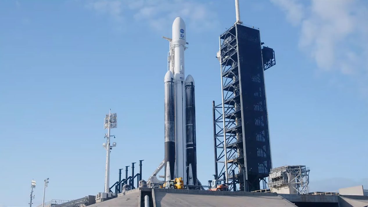 Roket pendorong rangkap tiga SpaceX Falcon Heavy memuat pesawat ruang angkasa Europe Clipper milik NASA ke landasan peluncuran.