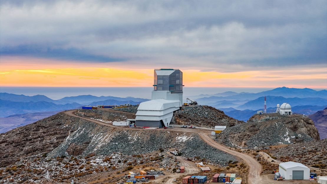 Foto drone ini menunjukkan Observatorium Vera C. Rubin sedang dibangun.